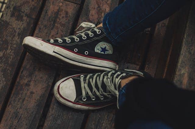 ilustrasi kesalahan pria dalam merawat sepatu 