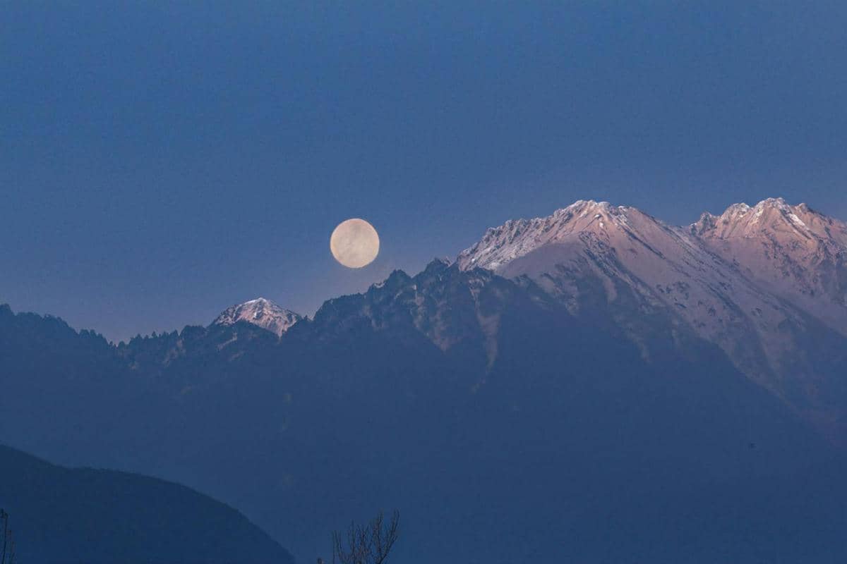 Ilustrasi cold moon yang sering berdekatan dengan fenomena winter solstice