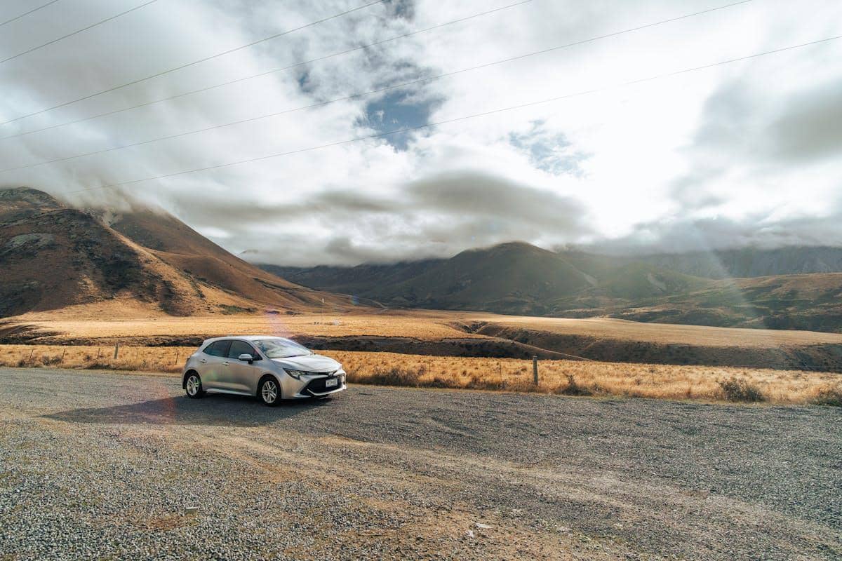 ilustrasi perjalanan darat dengan mobil pribadi