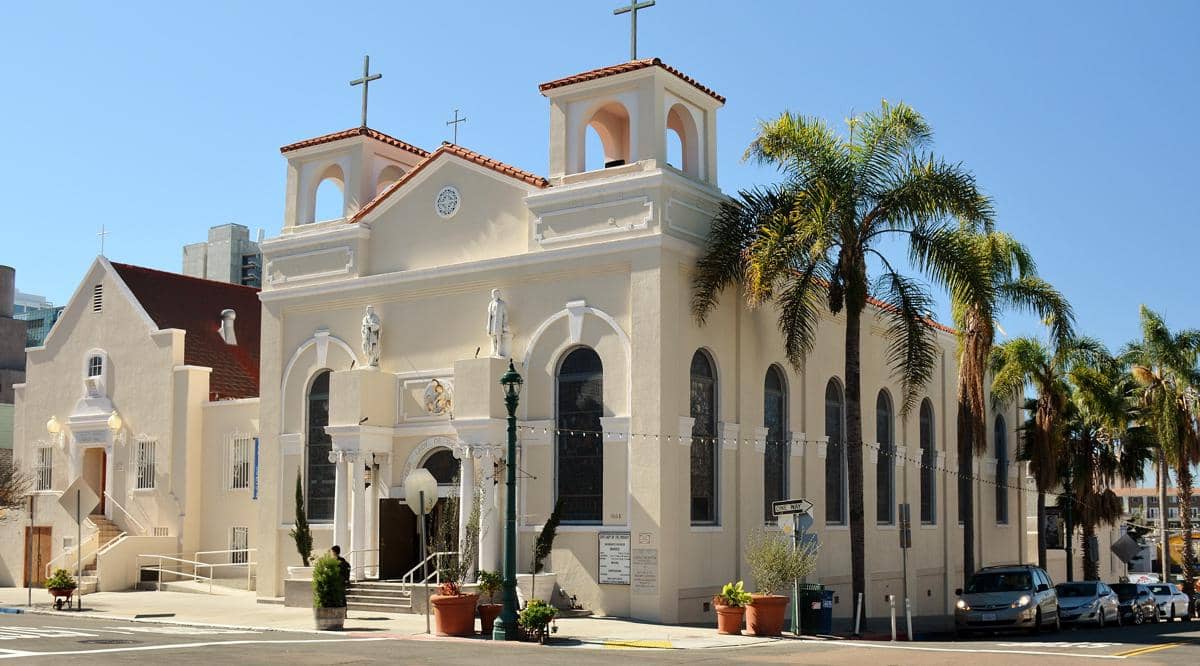 ilustrasi rekomendasi destinasi liburan Desember 2025