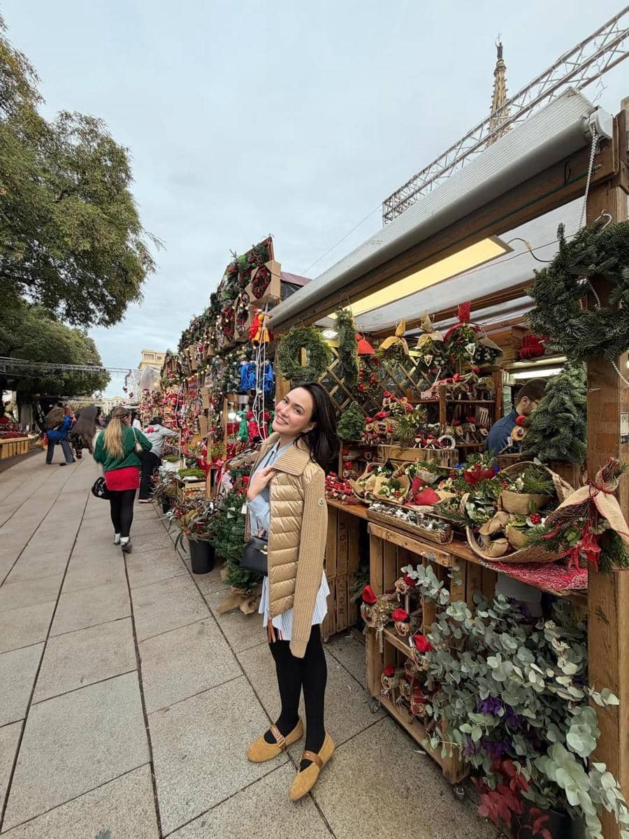 Shandy Aulia tampak menikmati indahnya Kota Barcelona.