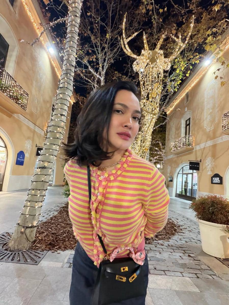 Shandy Aulia tampak menikmati indahnya Kota Barcelona.