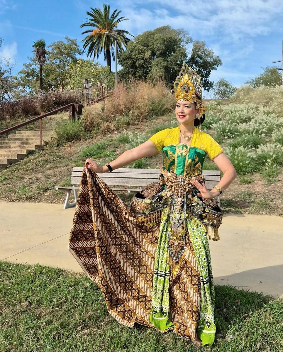 Ira Wibowo tampil menari di Barcelona