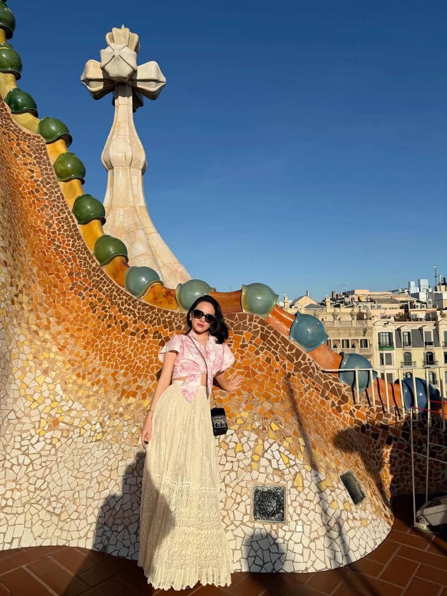 Shandy Aulia tampak menikmati indahnya Kota Barcelona.