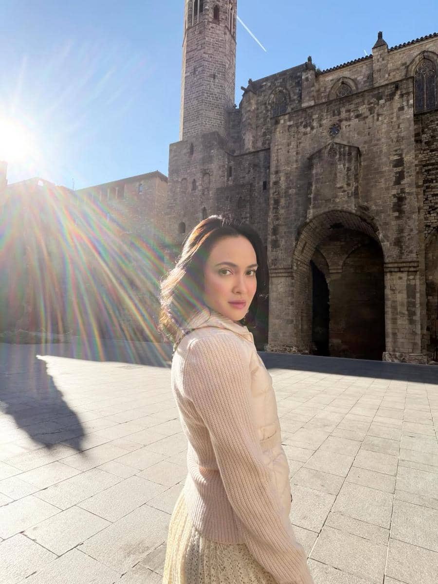 Shandy Aulia tampak menikmati indahnya Kota Barcelona.