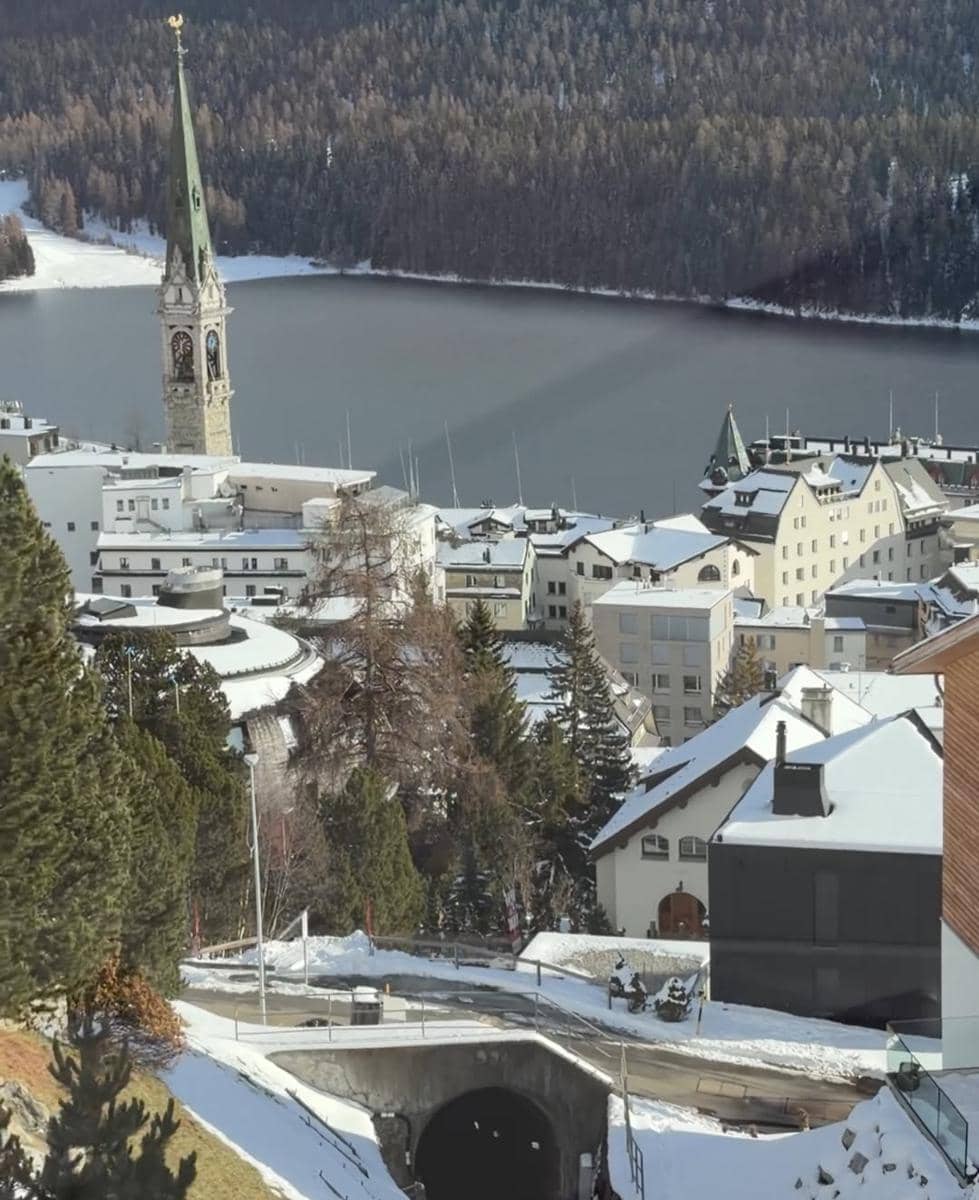Regina Phoenix saat ke Kota Saint Moritz