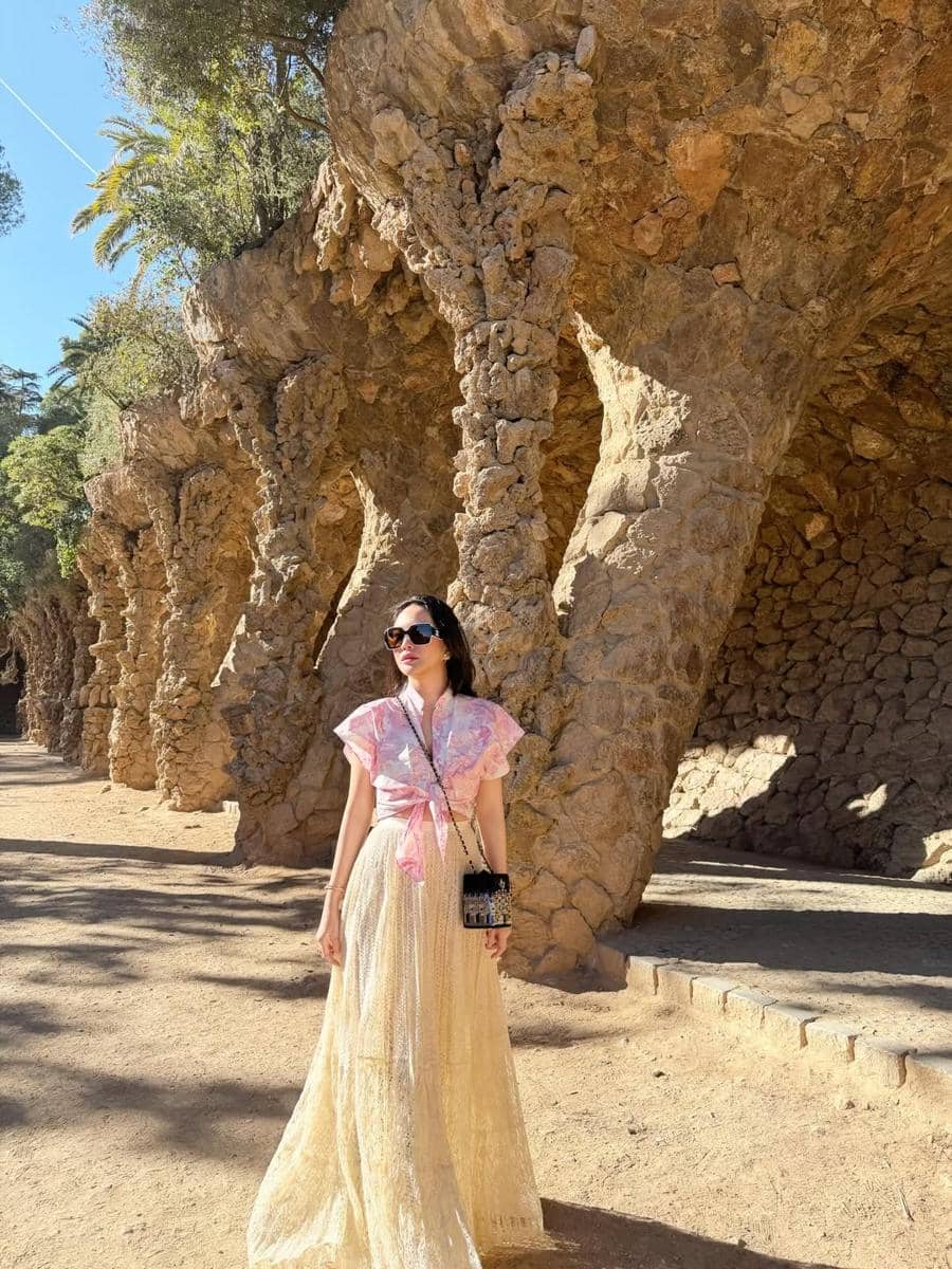 Shandy Aulia tampak menikmati indahnya Kota Barcelona.