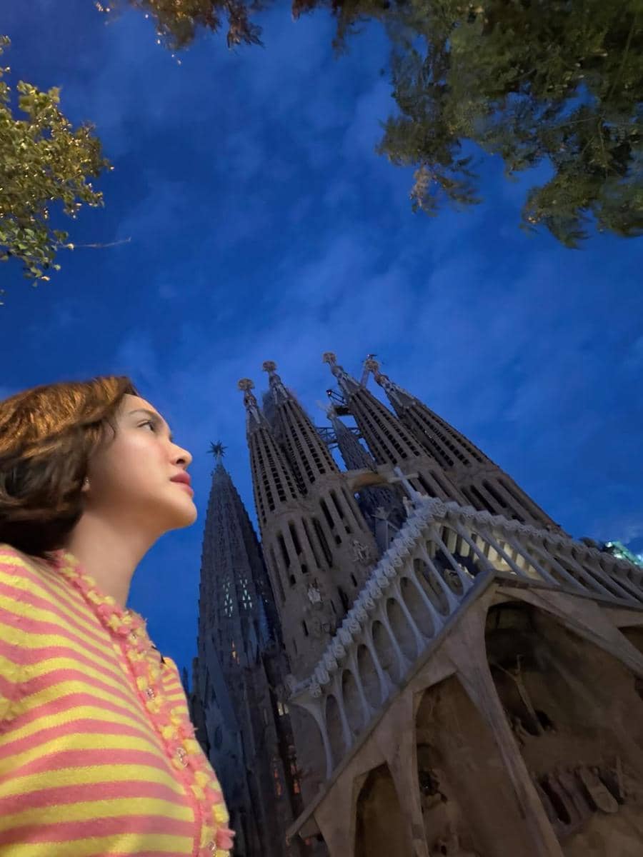 Shandy Aulia tampak menikmati indahnya Kota Barcelona.