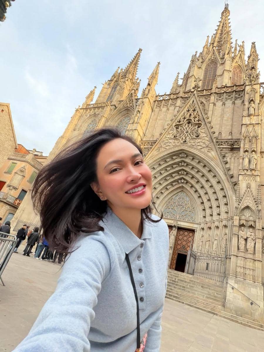 Shandy Aulia tampak menikmati indahnya Kota Barcelona.