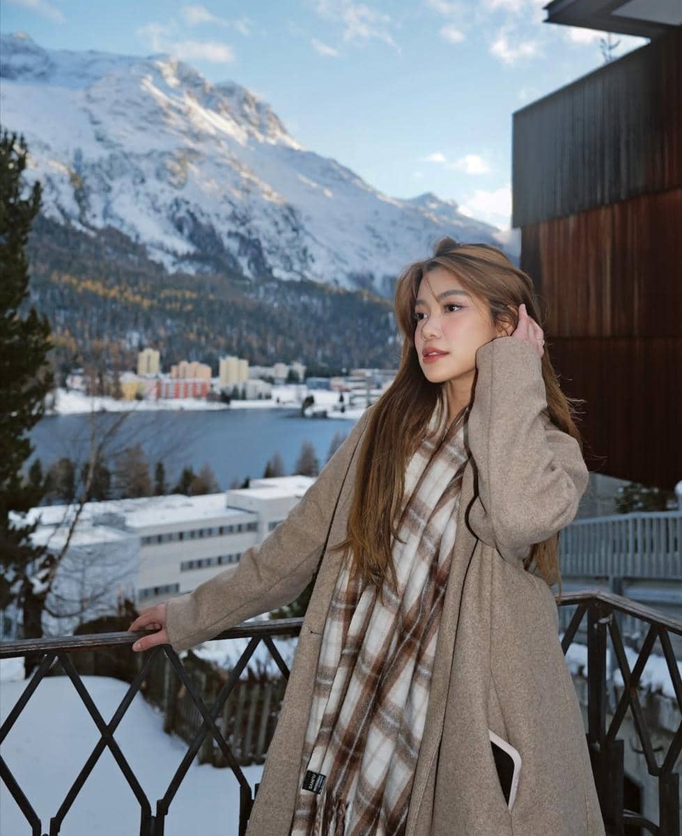 Regina Phoenix saat ke Kota Saint Moritz
