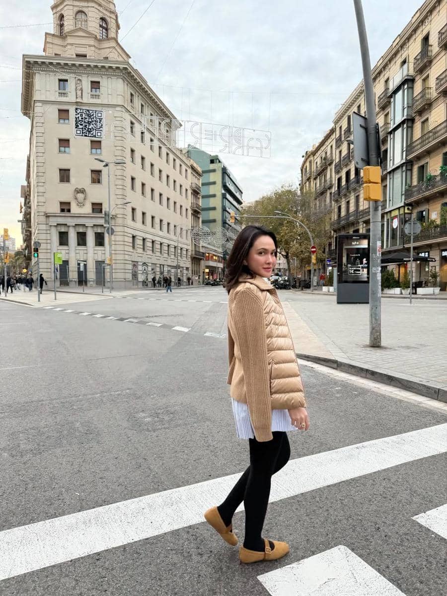 Shandy Aulia tampak menikmati indahnya Kota Barcelona.