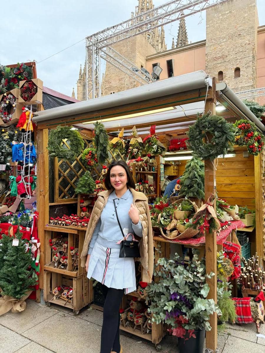 Shandy Aulia tampak menikmati indahnya Kota Barcelona.