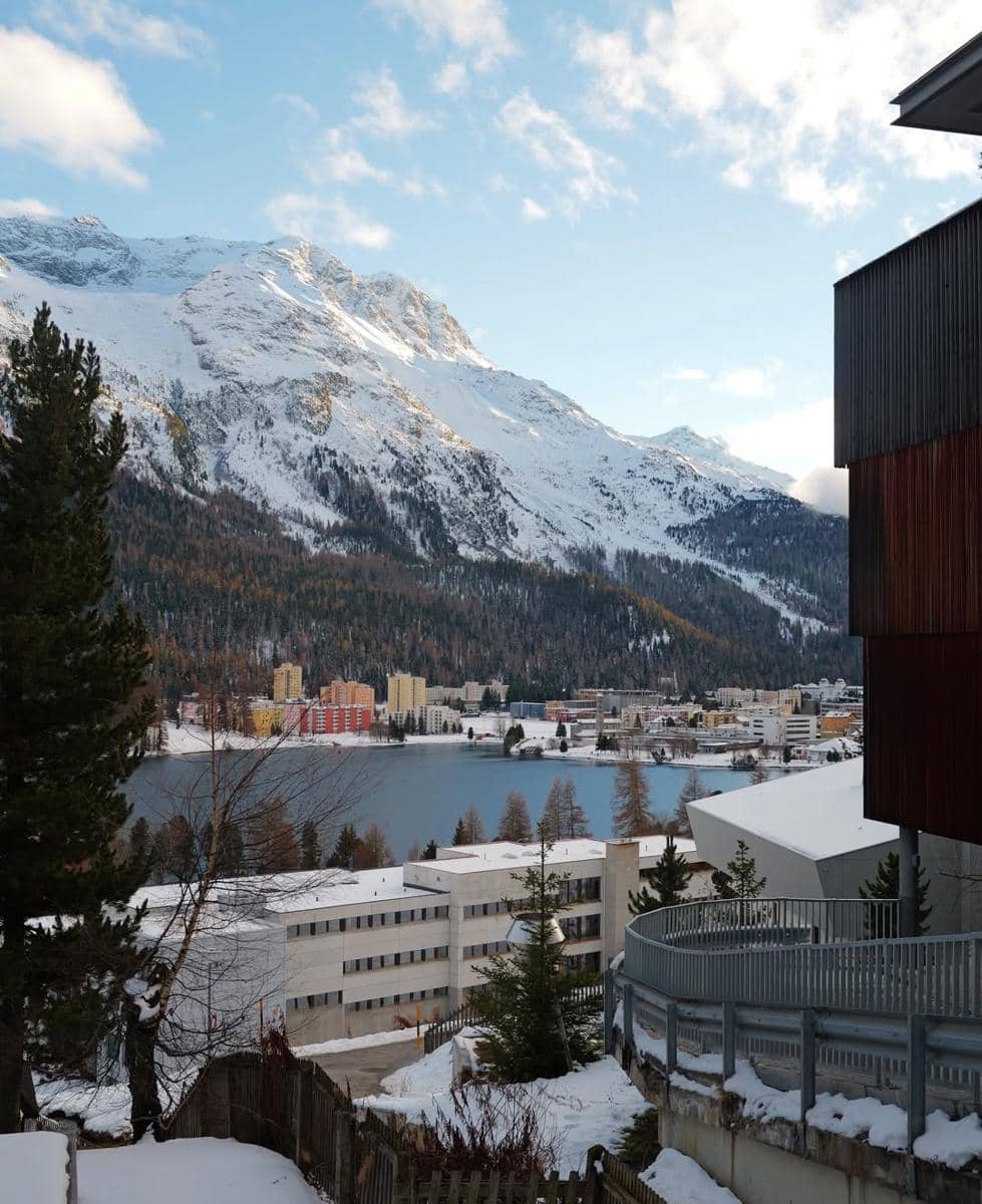 Regina Phoenix saat ke Kota Saint Moritz