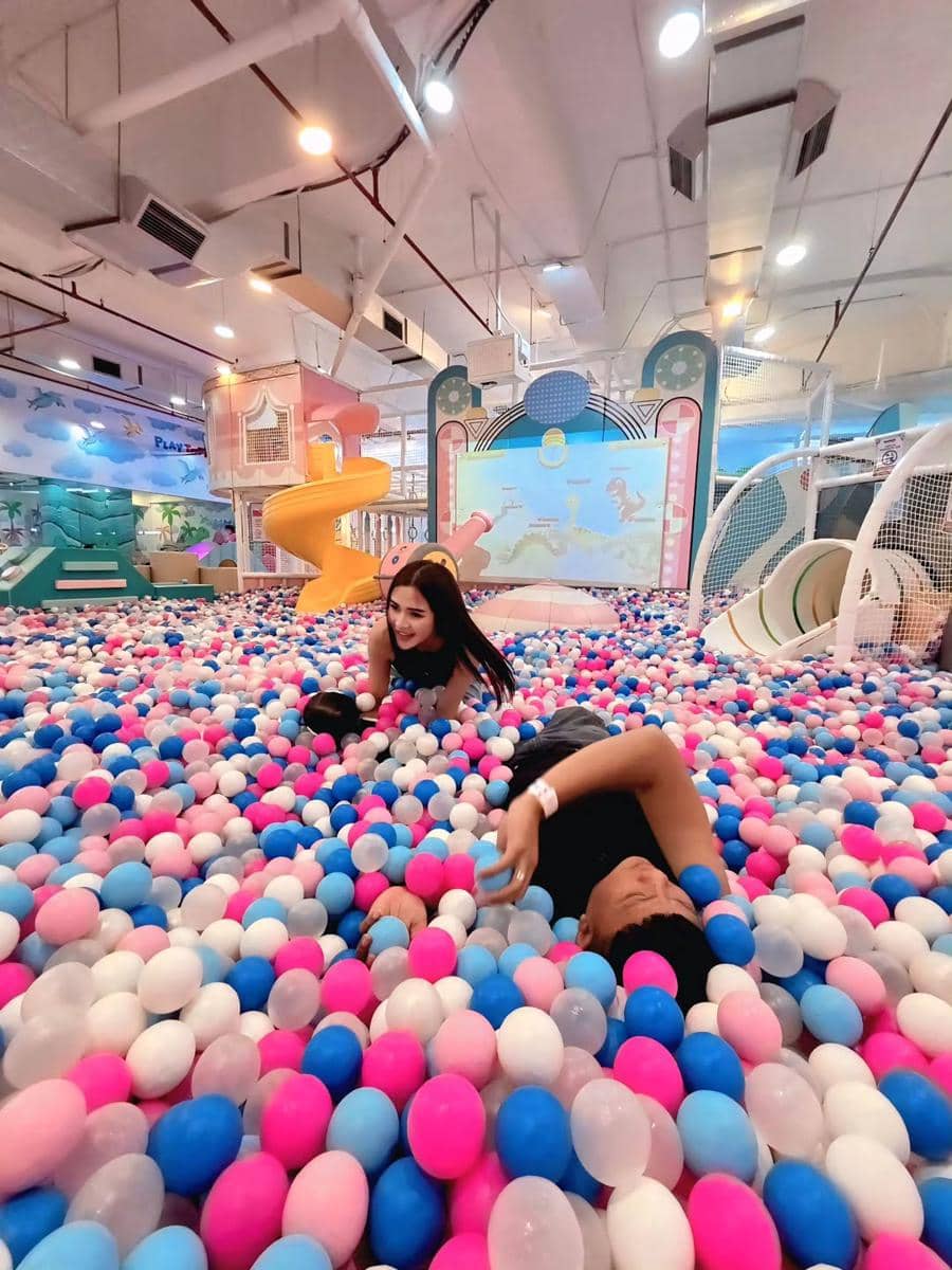 momen Denny Caknan dan Dek Cunda mandi bola