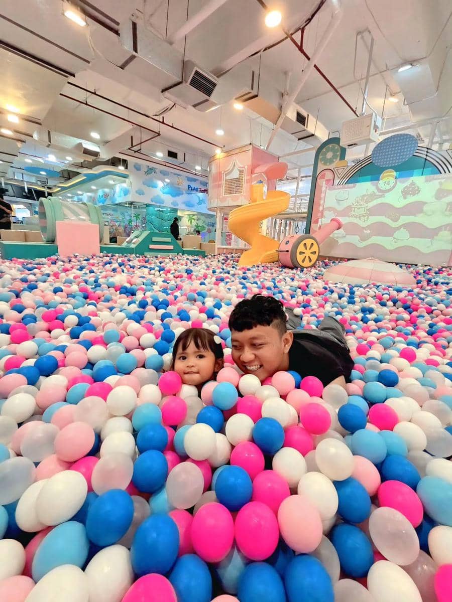 momen Denny Caknan dan Dek Cunda mandi bola