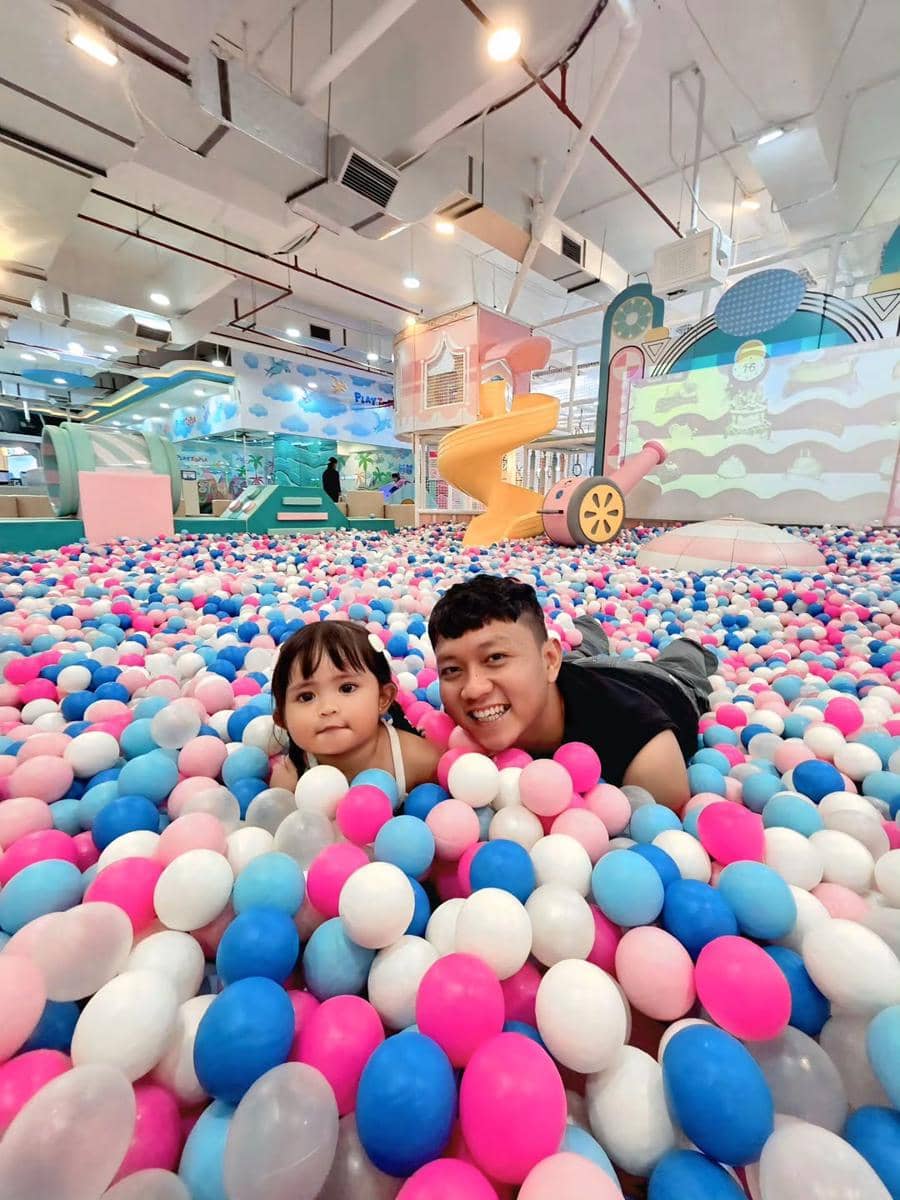 momen Denny Caknan dan Dek Cunda mandi bola