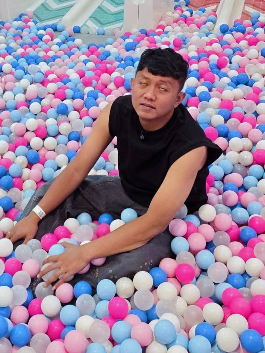 momen Denny Caknan dan Dek Cunda mandi bola