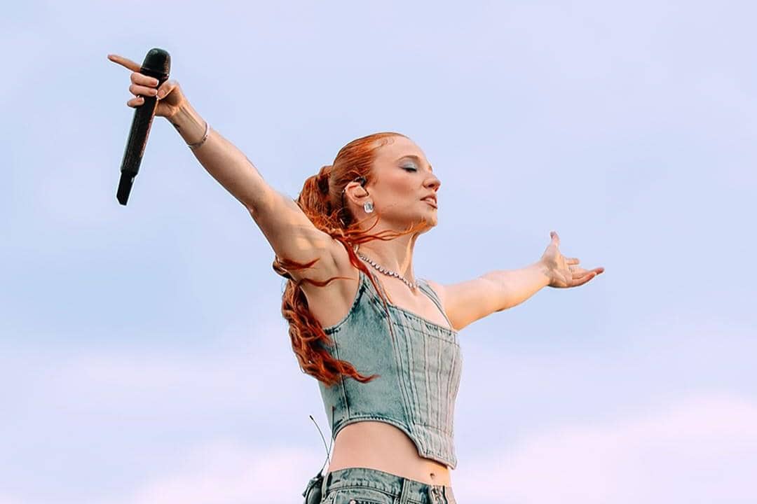 Jess Glynne, pelantun lagu viral "Hold My Hand" 