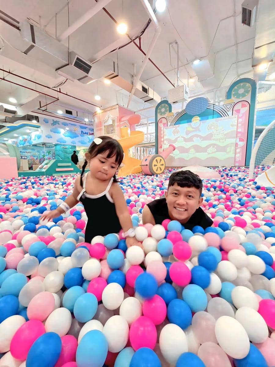 momen Denny Caknan dan Dek Cunda mandi bola