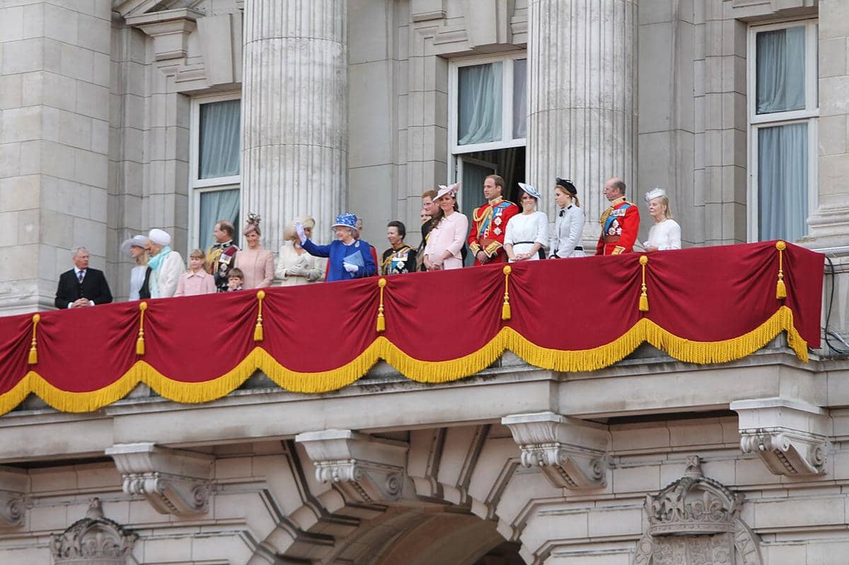 Keluarga Kerajaan Inggris di balkon Istana Buckingham selama upacara Trooping the Colour