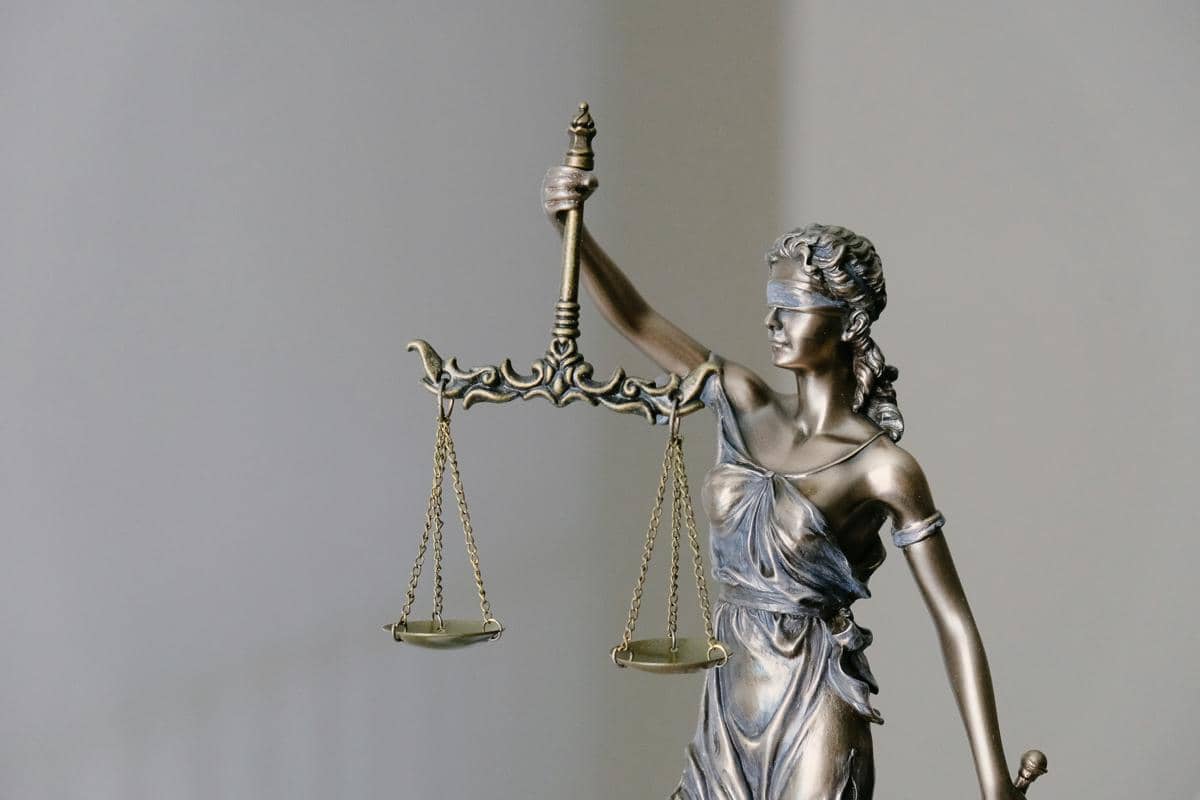 Patung Lady Justice memegang timbangan sebagai simbol keadilan.