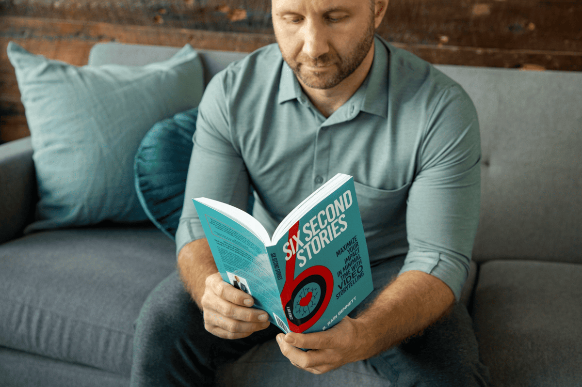 ilustrasi pria membaca buku