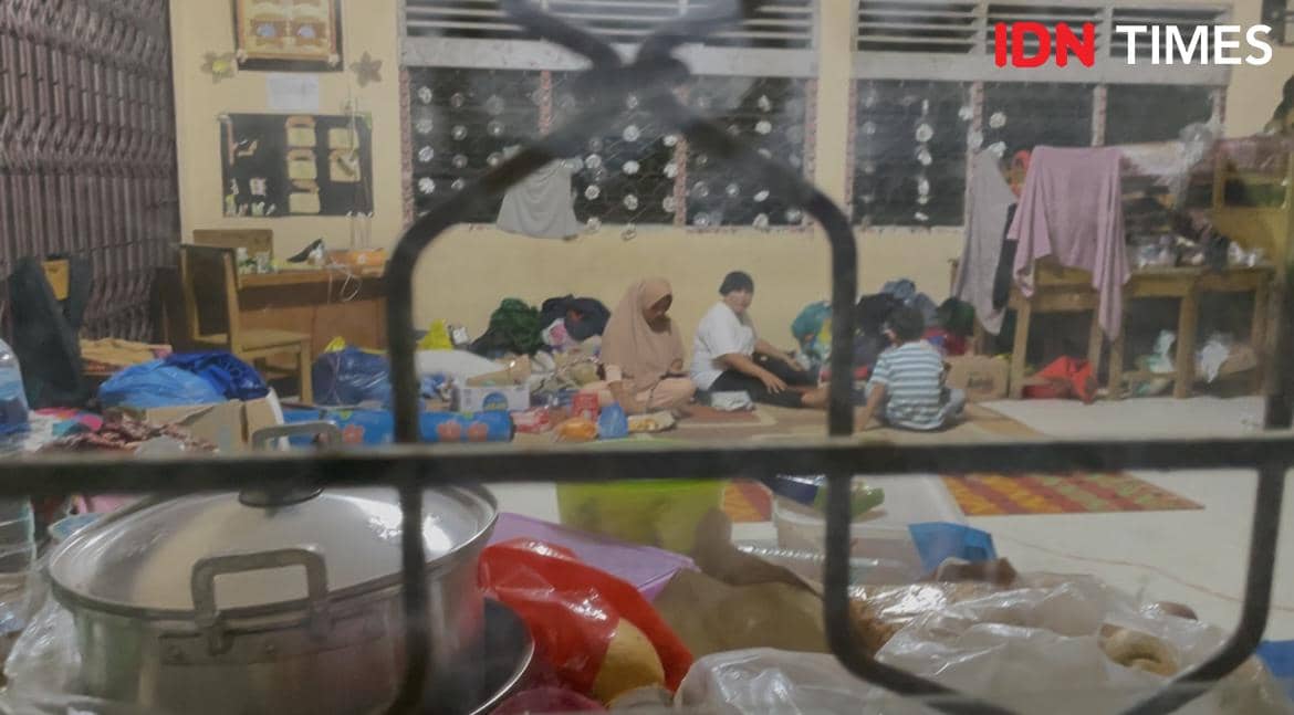 Kondisi warga yang tengah mengungsi Pengungsian di Jorong Kayu Pasak, Nagari Salareh Aie, Kecamatan Palembayan, Kabupaten Agam, Sumbar, Kamis (4/12/2025).