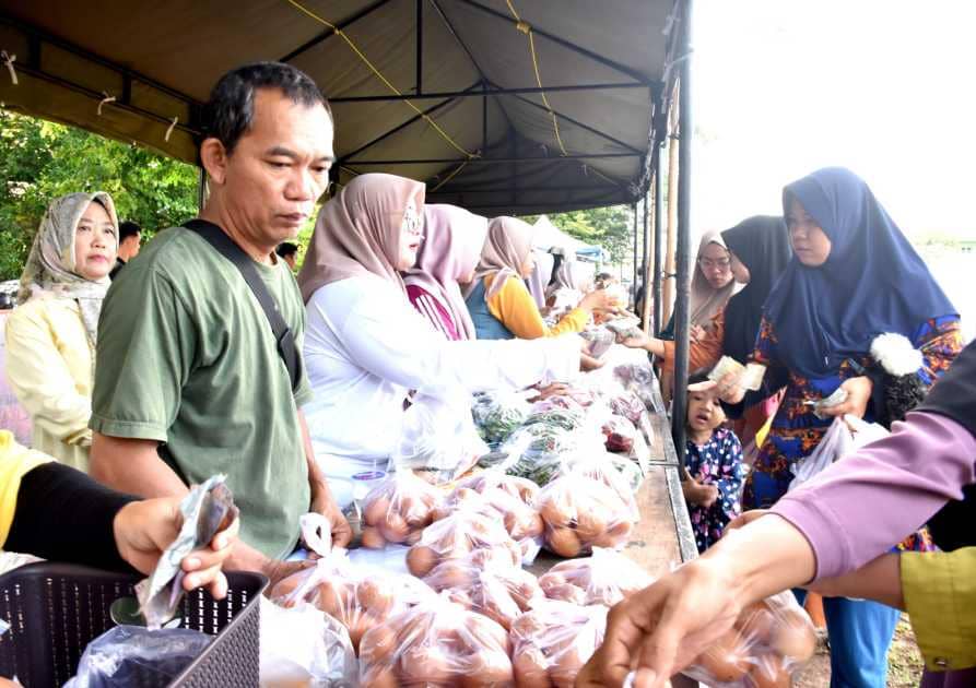 Bazar Pasar Murah di Lapangan Iringmulyo Kota Metro