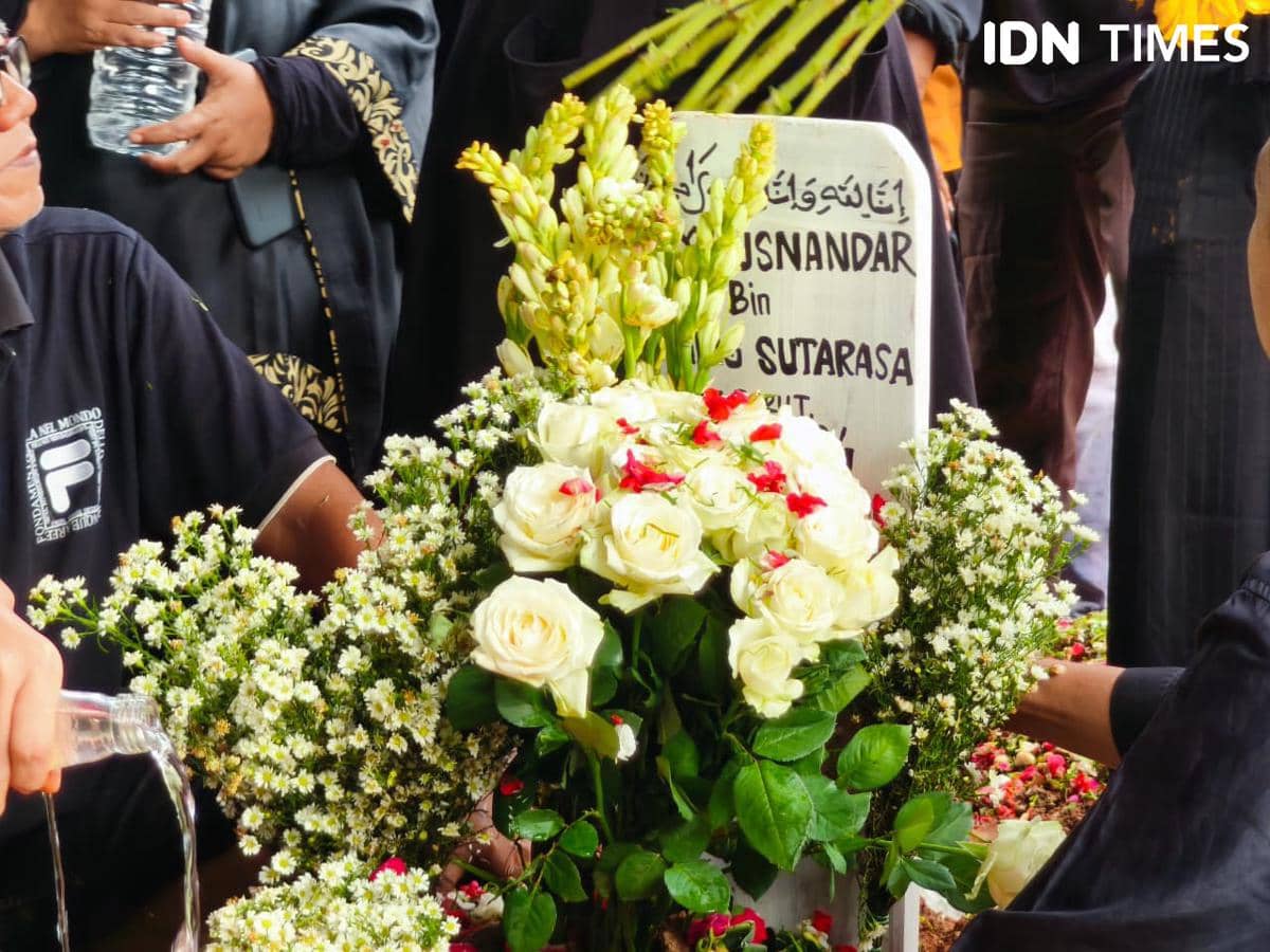 Suasana pemakaman Epy Kusnandar di TPU Jeruk Purut (4/12/2025)