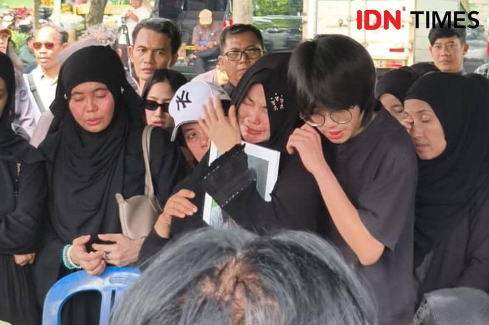 Quentin dan Karina Ranau di pemakaman Epy Kusnandar, Kamis (4/12/2025)