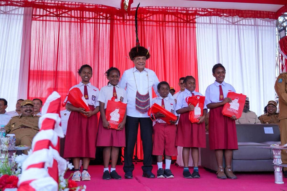 Menteri Koordinator Bidang Politik dan Keamanan (Menko Polkam), Jenderal TNI (Purn) Djamari Chaniago