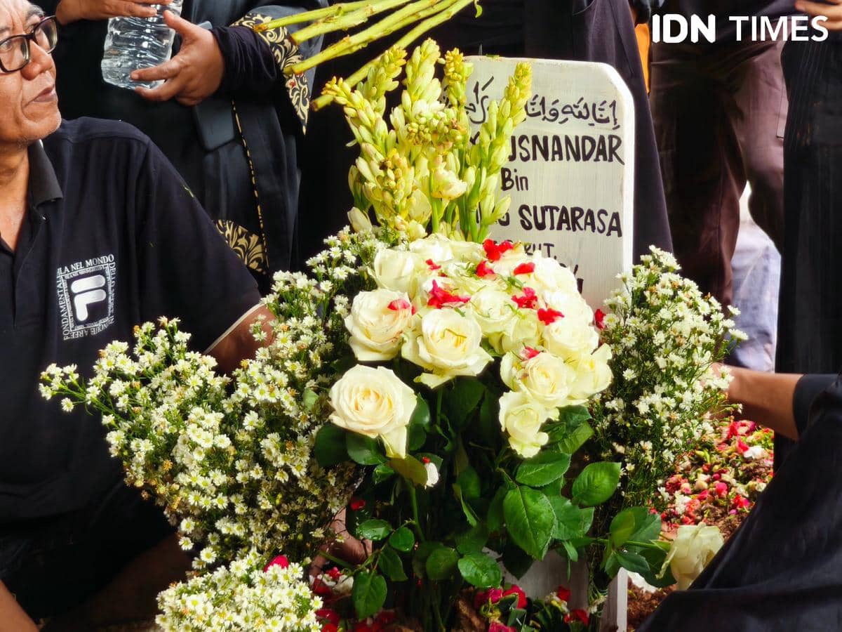 Momen pemakaman Epy Kusnandar di TPU Jeruk Purut, Kamis (4/12/2025)