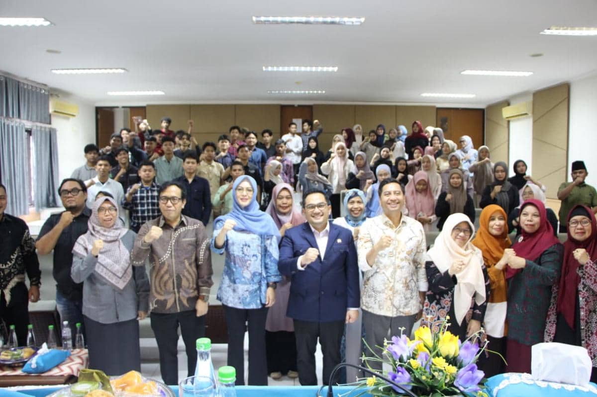 Ketua Komisi II DPR RI, Muhammad Rifqinizamy Karsayuda, saat membawakan kuliah umum bertema penguatan pengawasan partisipatif di Fakultas Ushuluddin UIN Alauddin Makassar, Kamis (4/11/2025). (dok. Bawaslu Sulsel)