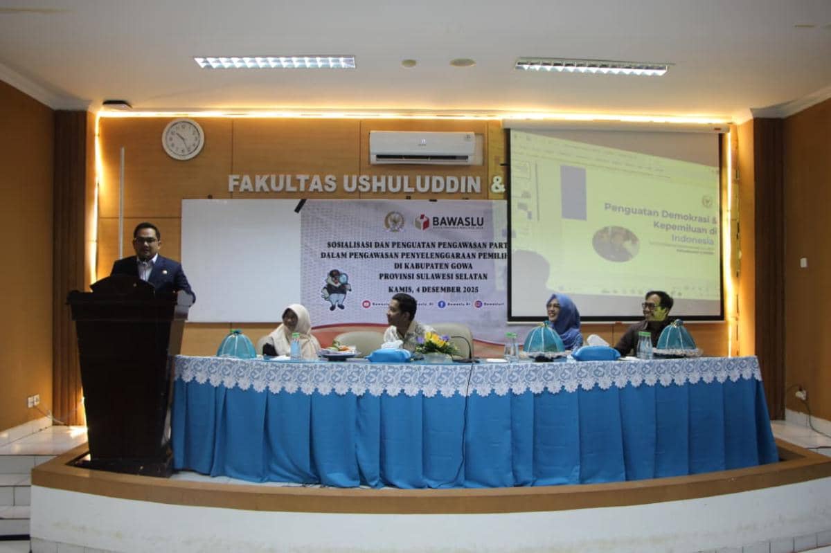 Ketua Komisi II DPR RI, Muhammad Rifqinizamy Karsayuda, saat membawakan kuliah umum bertema penguatan pengawasan partisipatif di Fakultas Ushuluddin UIN Alauddin Makassar, Kamis (4/11/2025). (dok. Bawaslu Sulsel)