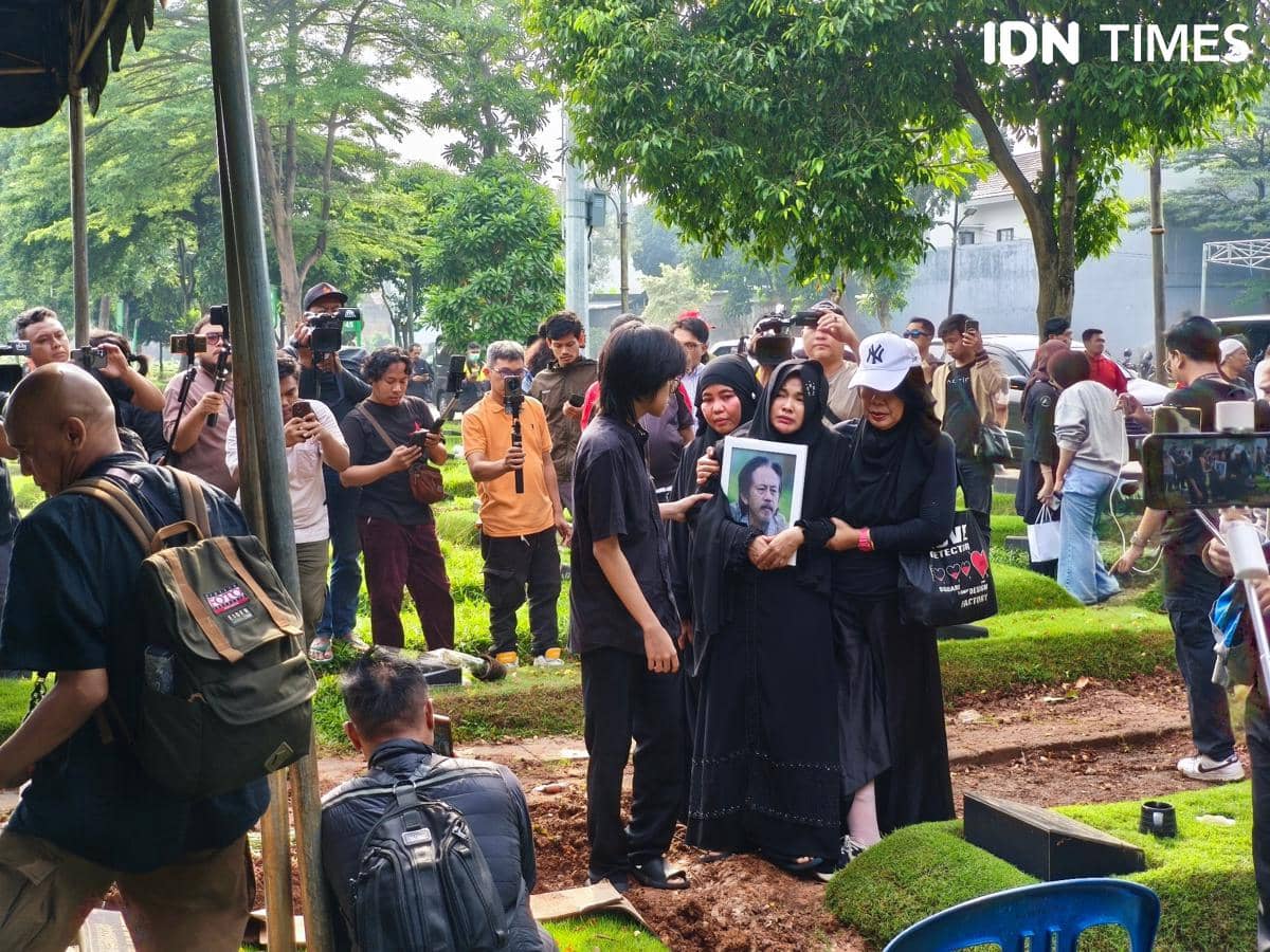 Momen pemakaman Epy Kusnandar di TPU Jeruk Purut, Kamis (4/12/2025)