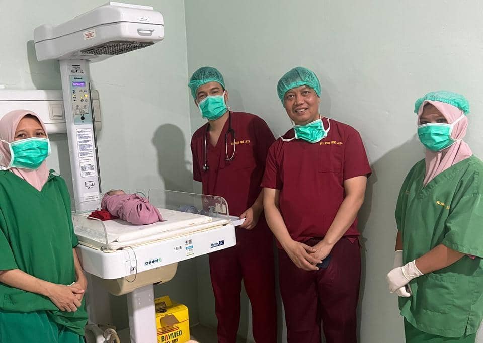 Tim medis Unhas usai operasi ibu hamil korban bencana di Aceh, Rabu (3/12/2025). Dok. Humas Unhas