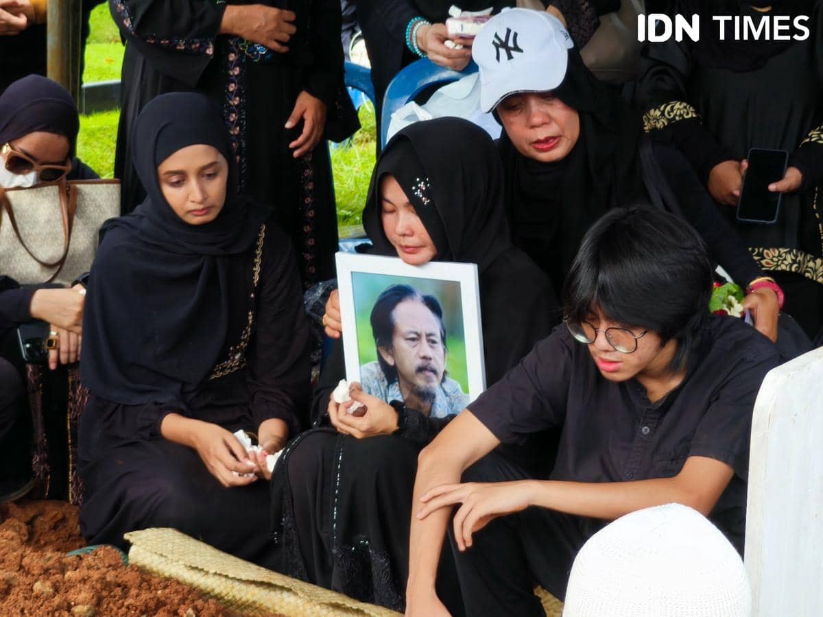 Momen pemakaman Epy Kusnandar di TPU Jeruk Purut, Kamis (4/12/2025)