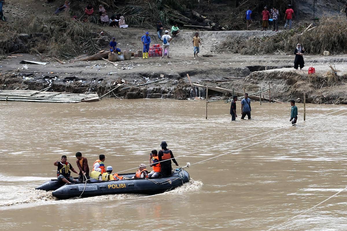 Warga berada di atas jembatan yang putus akibat bencana banjir dan luapan Sungai Peusangan di Peusangan Selatan, Bireuen, Aceh, Rabu (3/12/2025) (ANTARA FOTO/Irwansyah Putra)