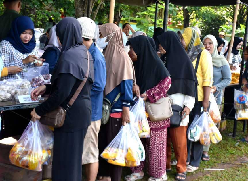 Bazar Pasar Murah di Lapangan Iringmulyo Kota Metro