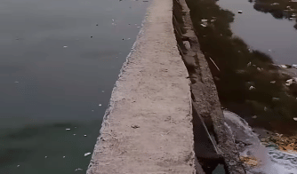 Tanggul laut pesisir di Muara Baru bocor