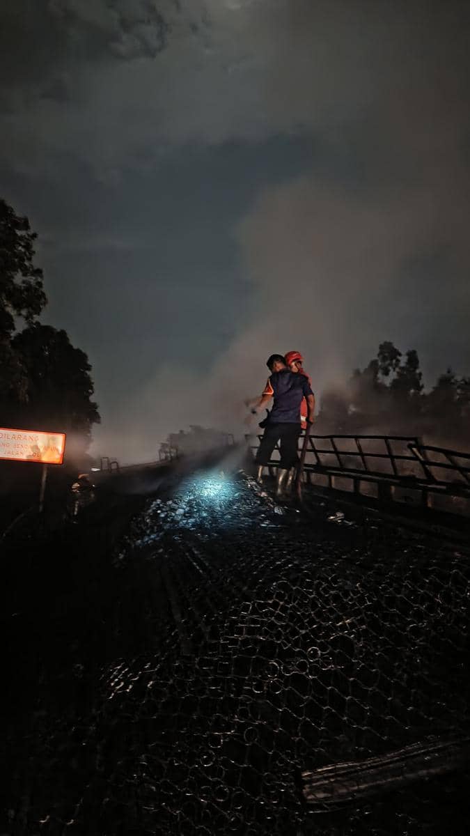 Truk yang terbakar di Tol Bakauheni.
