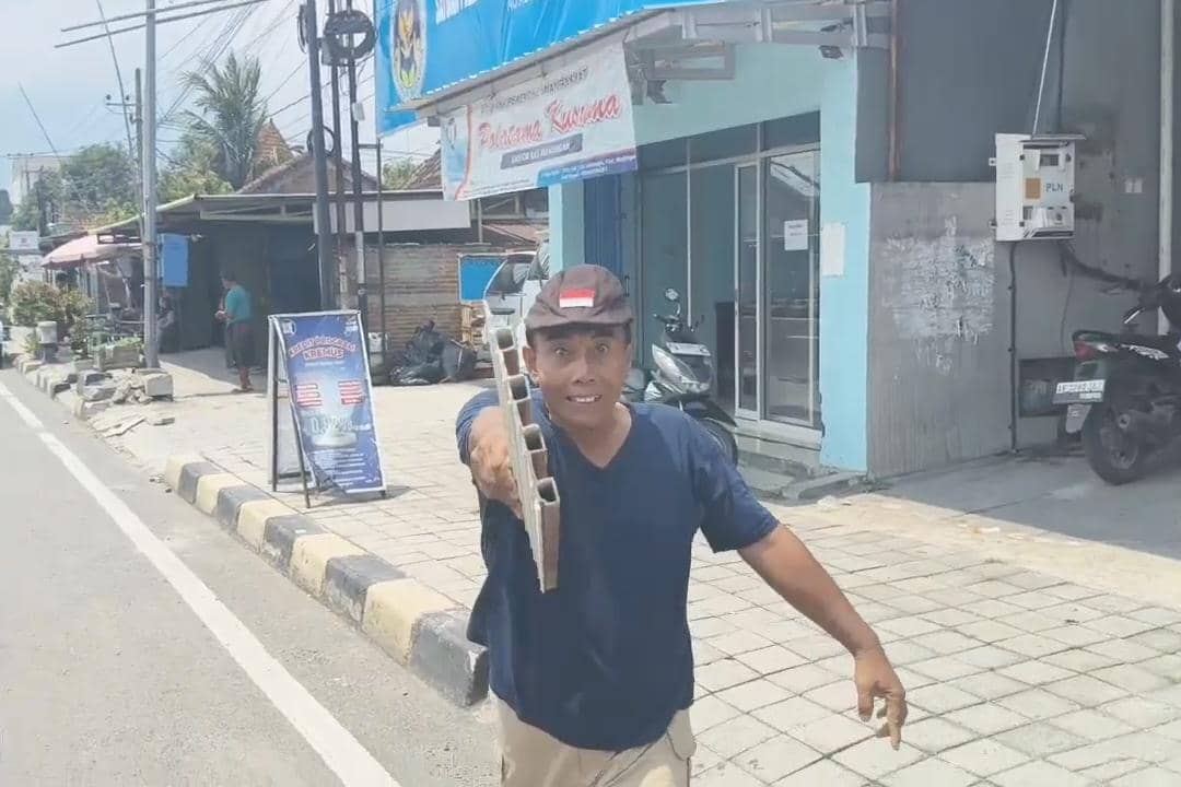 Penjaga SPP mengusir dan menyerang wartawan yang meliput pengambilan sampel makanan. IDN Times/Istimewa.