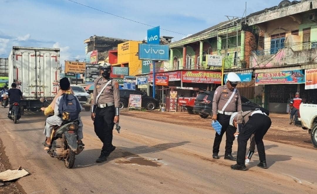 Unit Sat Lantas Polres Muba saat melakukan olah TKP kecelakaan di Jalintim Sungai Lilin.