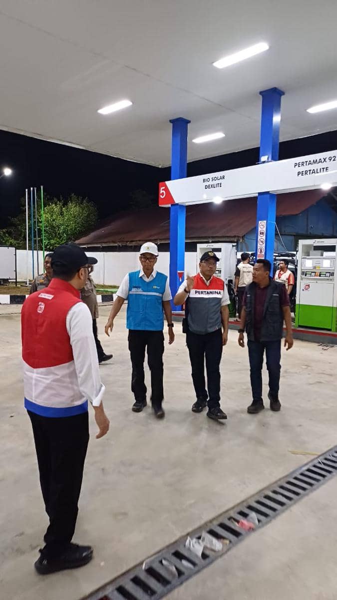 Menteri ESDM Bahlil Lahadalia saat meninjau BBM di SPBU (dok.Pertamina)