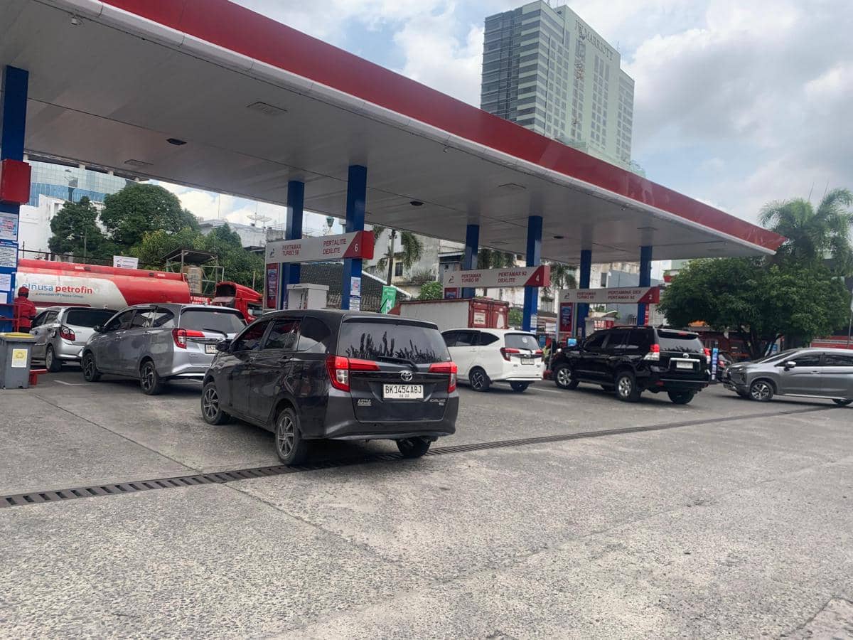 Ilustrasi antrean di SPBU Merak Jingga Medan berangsur normal, Kamis (4/12/2025) (IDN Times/Doni Hermawan)