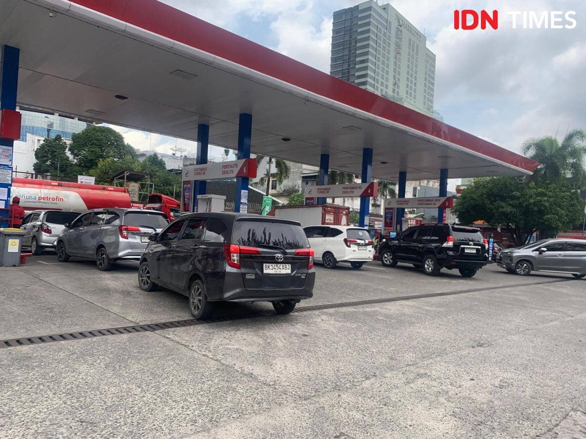 Antrean di SPBU Merak Jingga Medan berangsur normal, Kamis (4/12/2025) (IDN Times/Doni Hermawan)