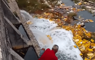 Tanggul laut pesisir di Muara Baru bocor