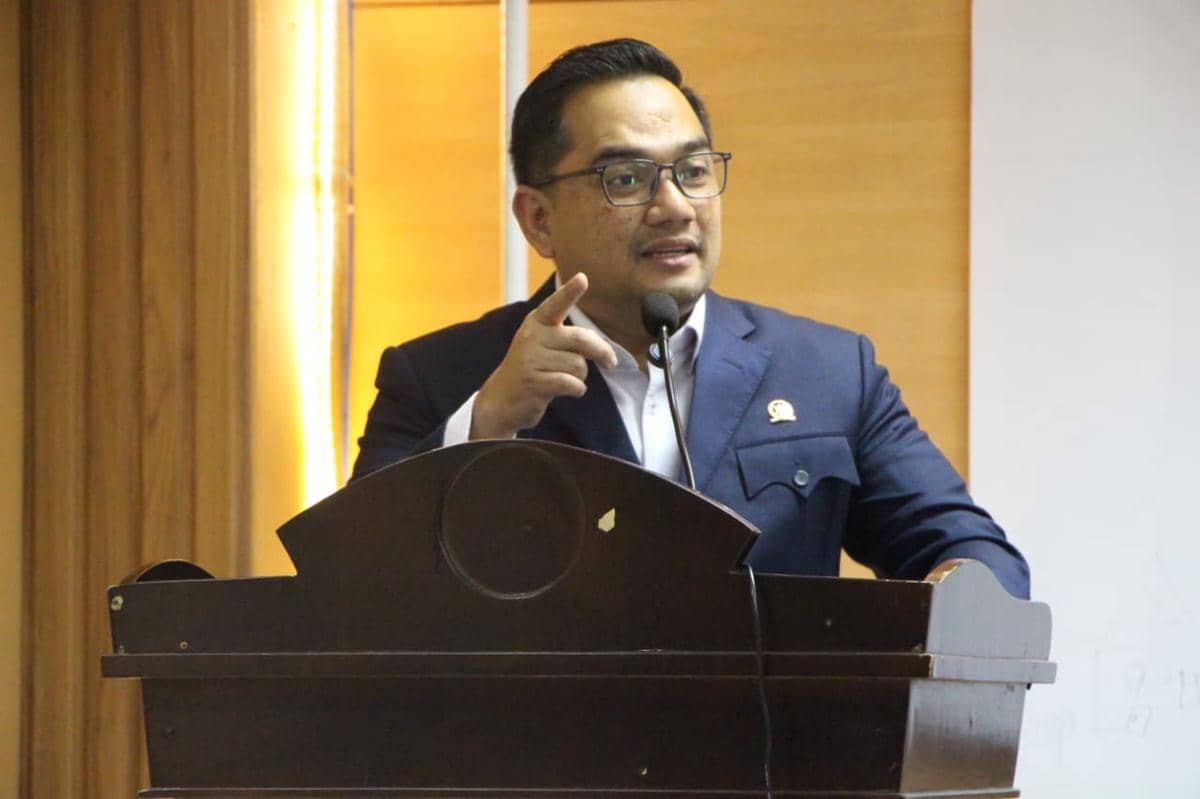 Ketua Komisi II DPR RI, Muhammad Rifqinizamy Karsayuda, saat membawakan kuliah umum bertema penguatan pengawasan partisipatif di Fakultas Ushuluddin UIN Alauddin Makassar, Kamis (4/11/2025). (dok. Bawaslu Sulsel)