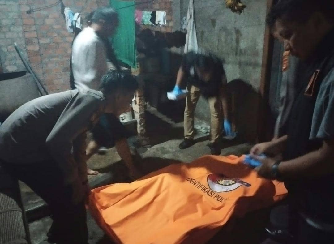 Warga kompleks Kodim OKI yang ditemukan tewas di lantai toilet saat dievakuasi.