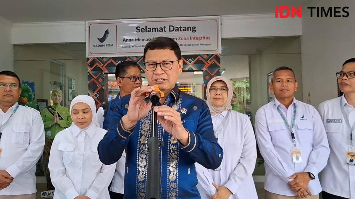 Kepala BPOM RI Ikrar Taruna saat meresmikan pengoperasian mobil laboratorium keliling. (IDN Times/Fariz Fardianto) 
